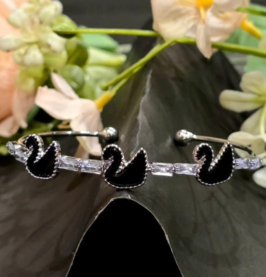 Noir Swan Elegance Cuff - GEN Z JEWELRY