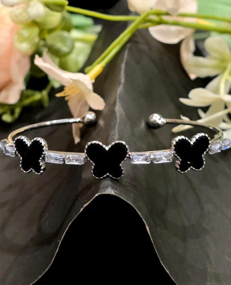 Noir Petal Cuff - GEN Z JEWELRY